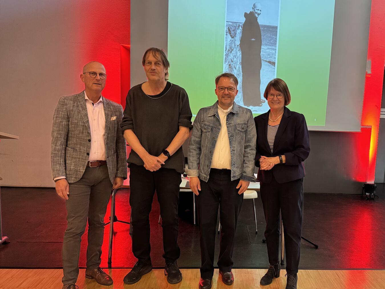 Zur Lesung im PAN in Emmerich: (v. l.) Bürgermeister Peter Hinze, Prof. Walter Gödden, Carsten Bender und Pro-Kultur-Vorsitzende Irene Möllenbeck. Foto: Pro Kultur