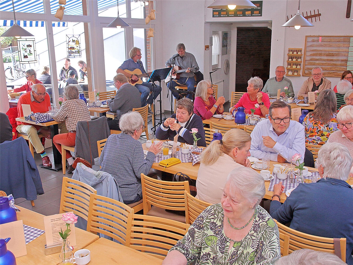 Zur Live-Musik von Karl-Heinz Pasing und Volker Streck genossen die Gäste das Faire Frühstück.NN-Foto: Theo Leie