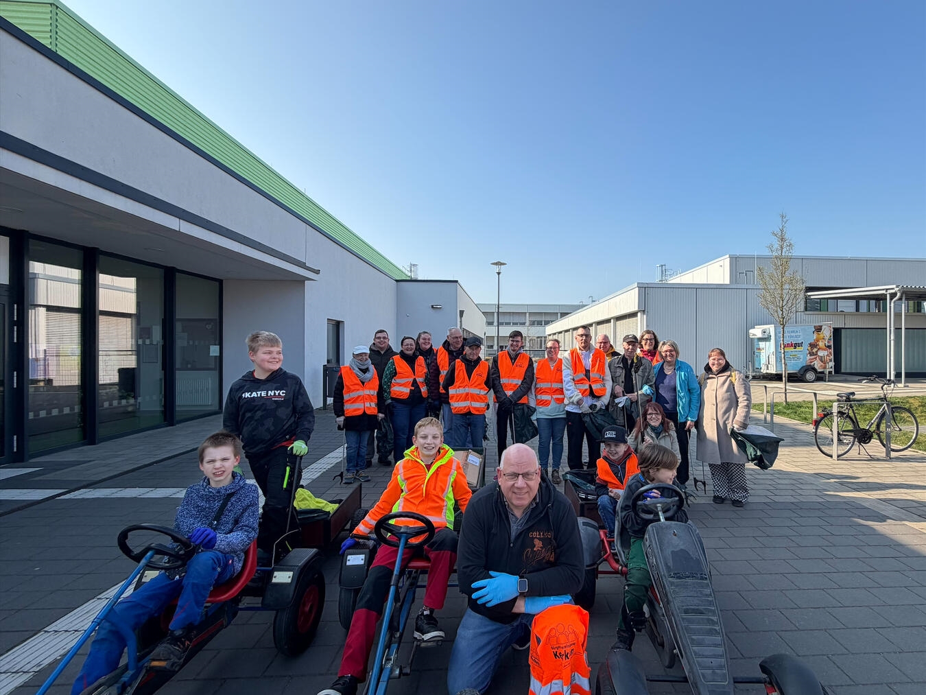 Zur Müllsammelaktion trafen sich die Helfer am Samstag in Aldekerk.Foto: BVK Kerken