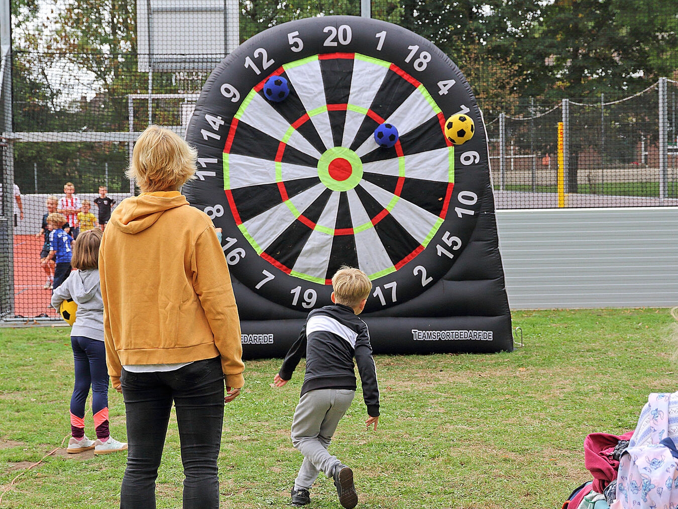 Zur offiziellen Eröffnung gab es Fußballdarts...