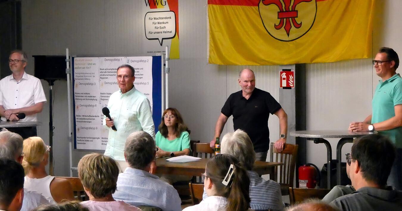 Zur Podiumsdiskussion hatte die WWG nach Wankum in die Räumlichkeiten der Autowerkstatt Koenen eingeladen.Foto: privat