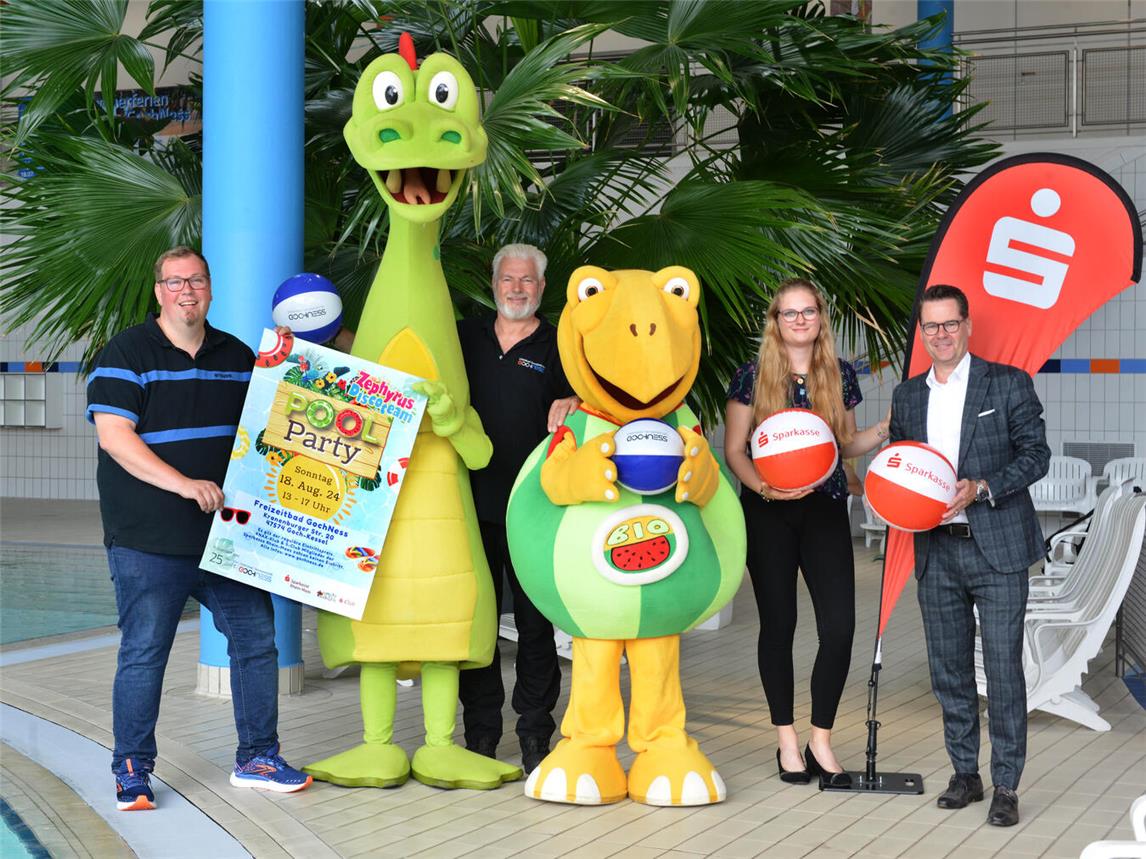 Zur Pool-Party im GochNess laden ein, v.l.: Alexander Claaßen (Freizeitbad GochNess), Maskottchen Nessi, Joris Hartmans (Betriebsleiter Freizeitbad GochNess), Maskottchen Schorsch, Katharina Janssen und Carsten Ostendorp (beide Sparkasse Rhein-Maas). Foto: Klaus Dieter Stade/Sparkasse