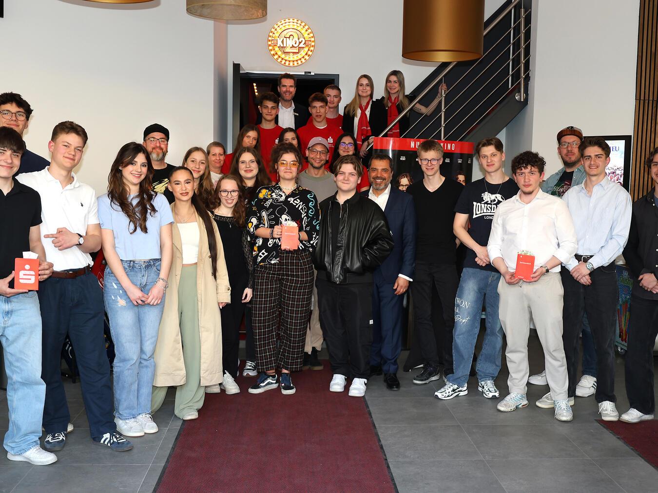 Zur Siegerehrung bei der elften Staffel des Videowettbewerbs für Abschlussjahrgänge von weiterführenden Schulen hatte die Sparkasse am Niederrhein ins Kino eingeladen. Platz eins belegt das Filmteam des Adolfinums, knapp gefolgt vom Rheinberger Amplonius-Gymnasium und dem Gymnasium Rheinkamp. Sparkassenchef Giovanni Malaponti gratulierte herzlich und überreichte 1.000, 750 und 500 Euro Knete für die Fete.Foto: Sparkasse am Niederrhein