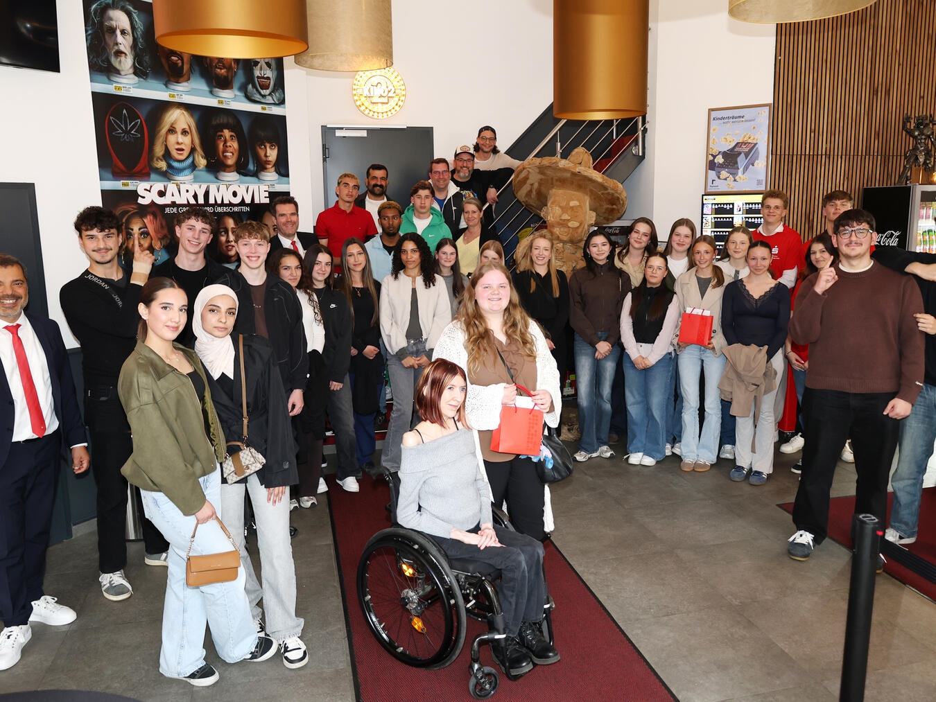 Zur Siegerehrung bei der zwölften Staffel des Videowettbewerbs für Abschlussjahrgänge von weiterführenden Schulen hatte die Sparkasse am Niederrhein ins Kino eingeladen. Beim Wimpernschlag-Finale belegte die Willi-Fährmann-Gesamtschule Platz eins, knapp gefolgt von der Gesamtschule Niederberg und der Marienschule. Die Jurymitglieder hielten Laudationen und Sparkassenchef Giovanni Malaponti überreichte 1.000, 750 und 500 Euro Knete für die Fete. Foto: Sparkasse am Niederrhein