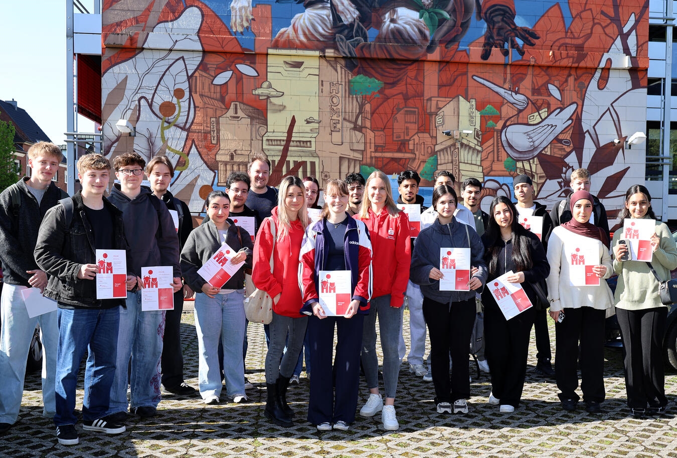 Zur Siegerehrung lud die Sparkasse am Niederrhein die besten Schülerteams beim Planspiel Börse zu einem erlebnisreichen Nachmittag in den Movie-Park ein. Inmitten der Reisegruppe steht Amelie Lankhorst vom Mercator-Berufskolleg, die mit ihrem Team ‚ColienundAmelie‘ den mit 500 Euro dotierten Hauptpreis gewann. Es gratulieren herzlich: Vanessa Schmeck (l.) und Lena Kempken (r.). Foto: Sparkasse am Niederrhein
