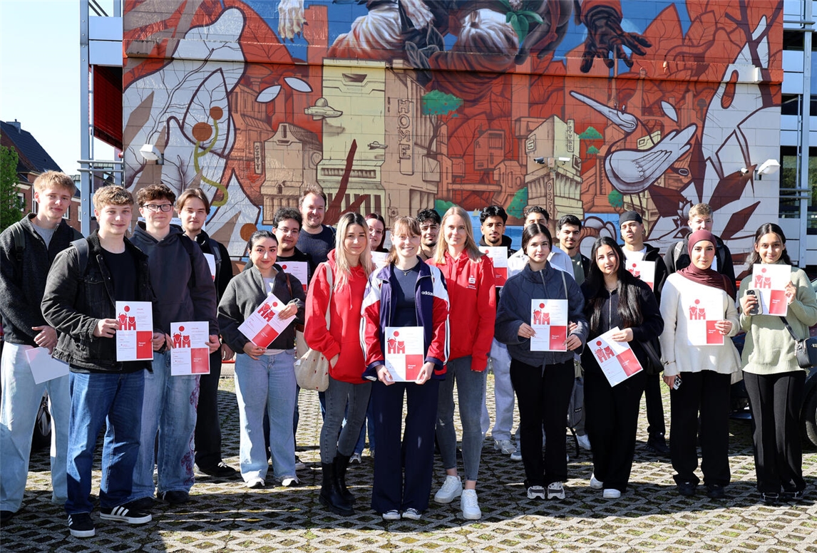 Zur Siegerehrung lud die Sparkasse am Niederrhein die besten Schülerteams beim Planspiel Börse zu einem erlebnisreichen Nachmittag in den Movie-Park ein. Inmitten der Reisegruppe steht Amelie Lankhorst vom Mercator-Berufskolleg, die mit ihrem Team ‚ColienundAmelie‘ den mit 500 Euro dotierten Hauptpreis gewann. Es gratulieren herzlich: Vanessa Schmeck (l.) und Lena Kempken (r.). Foto: Sparkasse am Niederrhein