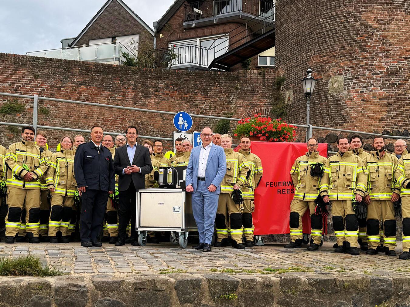 Mehr Sicherheit für die Feuerwehr in Rees Zur Übergabe der neuen Schutzkleidung und Ausstattung kamen auch (vorne v. l.) Marc Pohle, Frank Postulart und Sebastian Hense. Foto: Stadt Rees