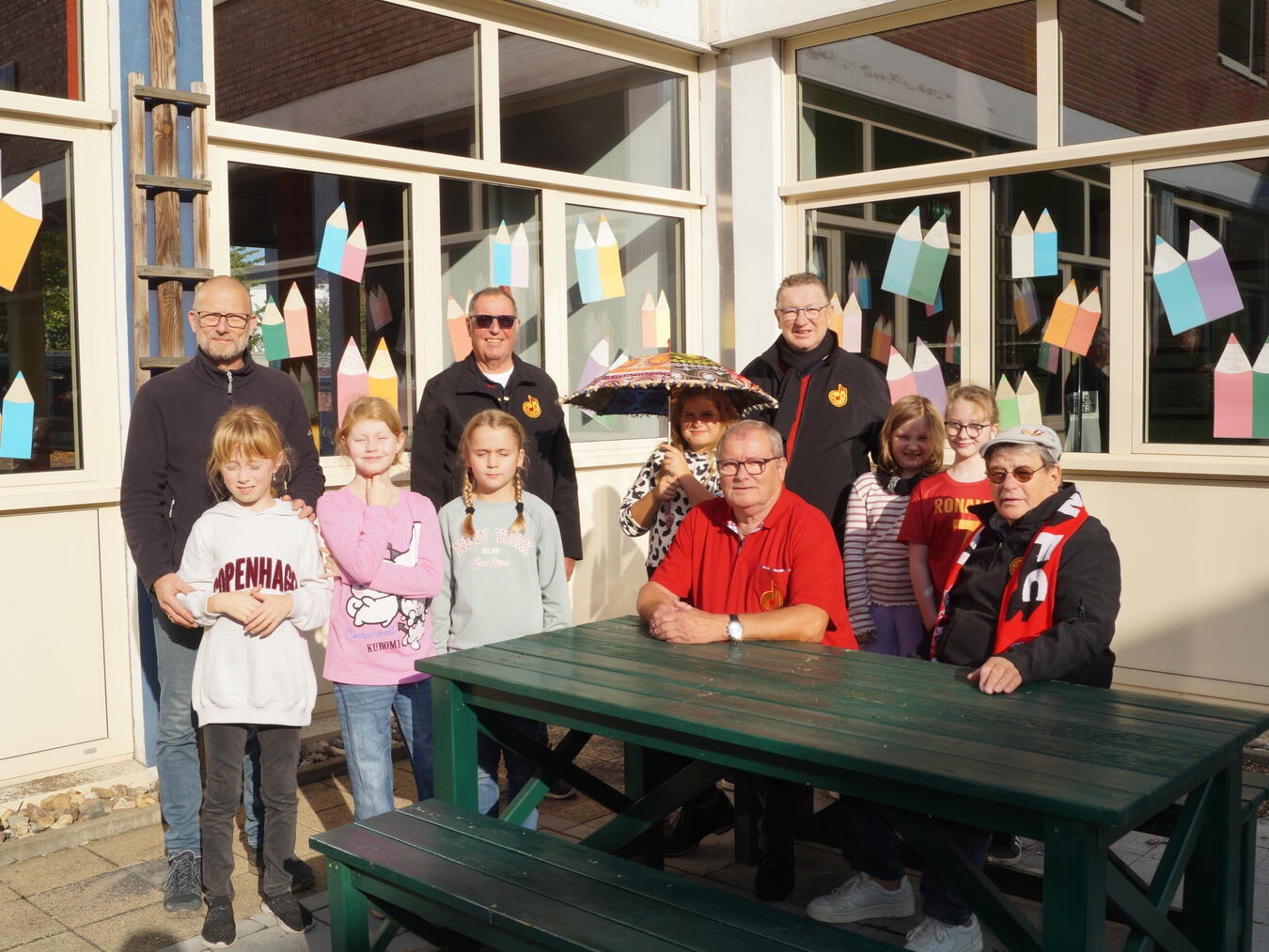 „De kölsche Tön“ als Schattenspender Zur Übergabe der Spende trafen sich (v.l.): Dr. Alexander Müller (Schulleiter), Jochen Lichte (KT), Gerd Lange (KT), Jakob Willems (KT) und Hans Kubon (KT) mit Schülerinnen im sonnigen Innenhof der Schule.Foto: Hans Kubon