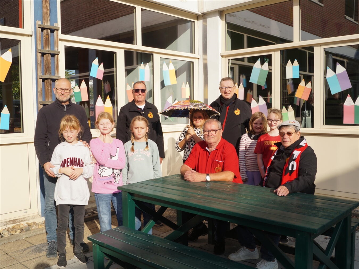 „De kölsche Tön“ als Schattenspender Zur Übergabe der Spende trafen sich (v.l.): Dr. Alexander Müller (Schulleiter), Jochen Lichte (KT), Gerd Lange (KT), Jakob Willems (KT) und Hans Kubon (KT) mit Schülerinnen im sonnigen Innenhof der Schule.Foto: Hans Kubon