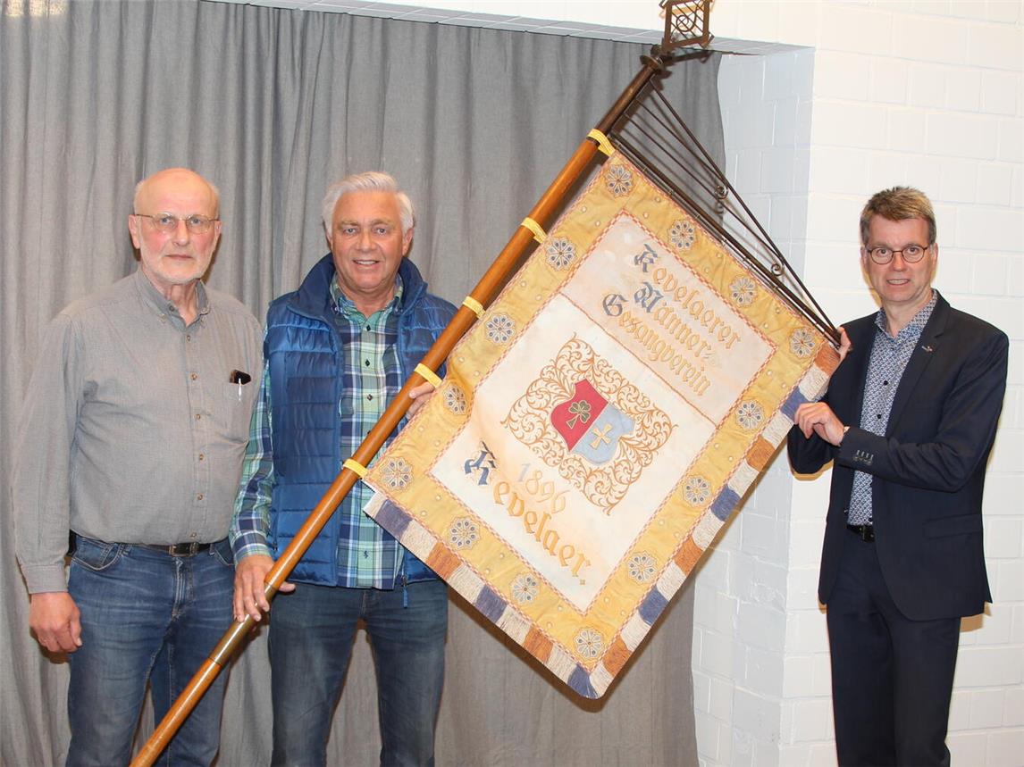 Zur Übergabe trafen sich (v. r.) der Leiter der Voba-Geschäftsstelle Kevelaer, Michael Rütten, der stellvertretende Vorsitzende Willi Holtappels und der Vorsitzende des KMGV, Josef Lipka. Foto: privat