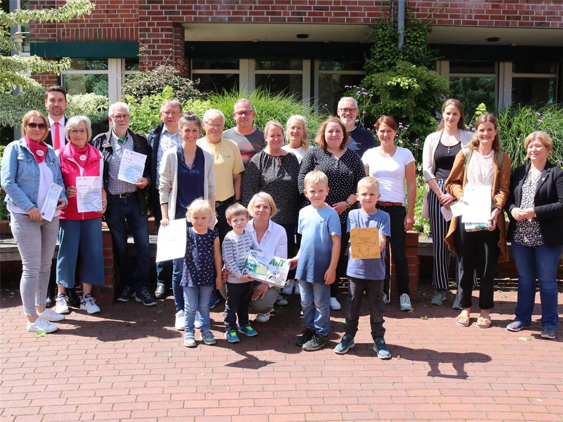 Zur Verfügung gestellt wurden die Preise und Preisgelder von der Sparkasse am Niederrhein und der Westenergie AG. Foto: Gemeinde Sonsbeck