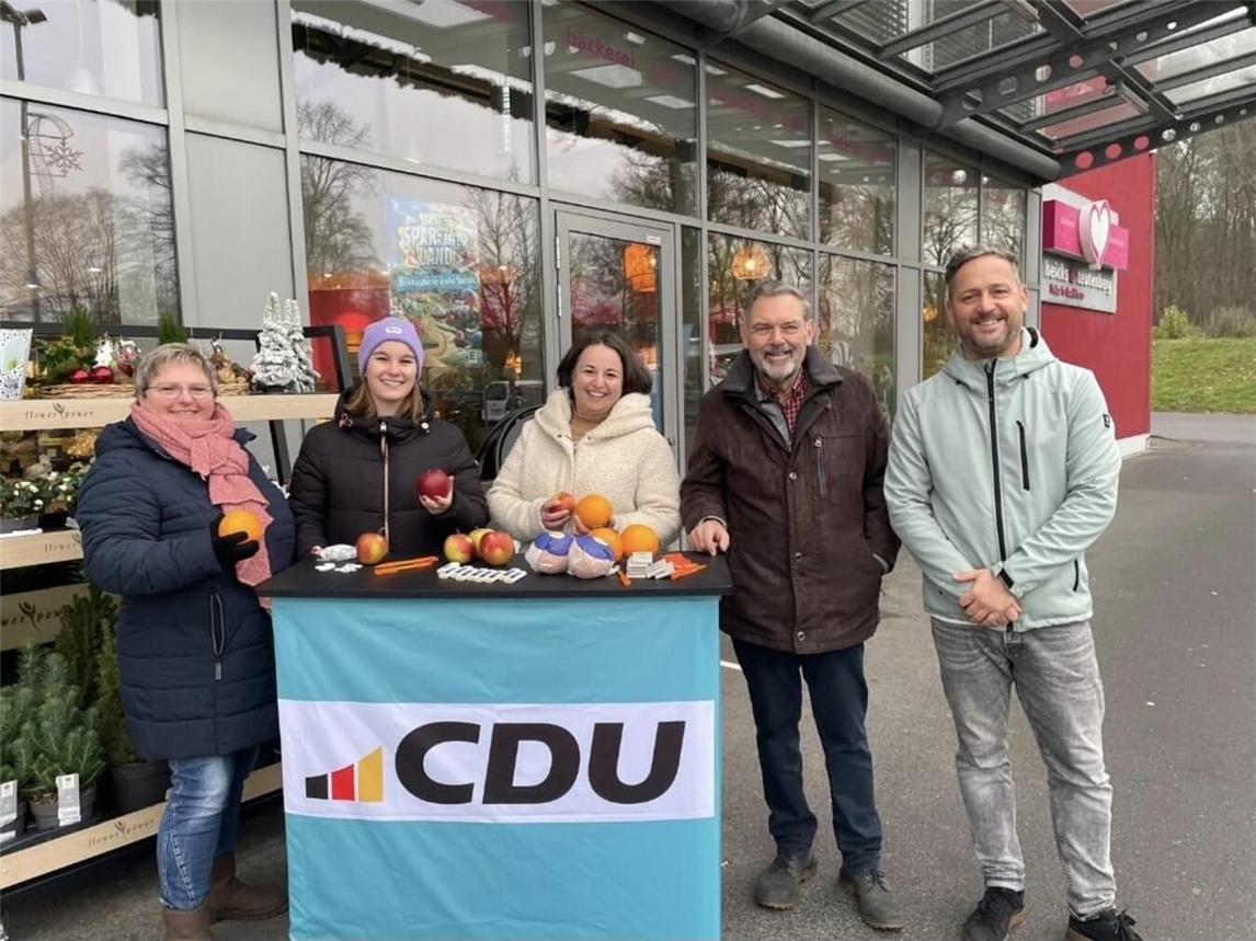 Zur Verteilung von Äpfeln und Apfelsinen an interessierte Bürger während der Weihnachtsaktion des CDU-Gemeindeverbandes Bedburg-Hau trafen sich vor einem Geschäft in Schneppenbaum (v.l.):  Astrid Kurek, die Vorsitzende Jule Linkner, Anna-Kristin Seifert, Lothar Winkels und Nico Moede. Foto: CDU Bedburg-Hau