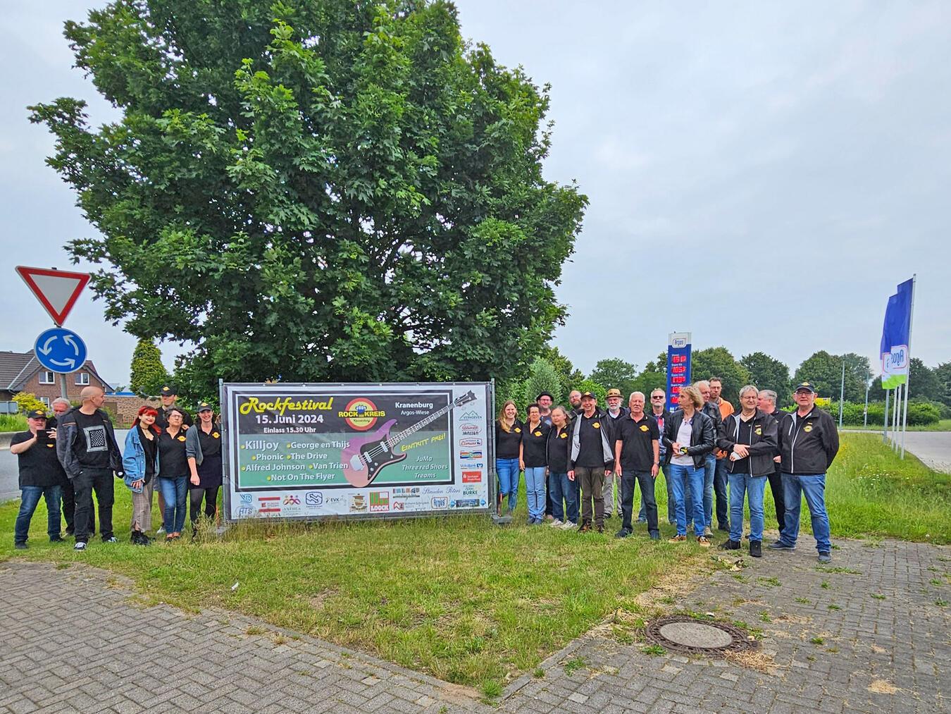 Zum sechsten Mal „Rock am Kreis“ Zur Vorstellung des Fetsivalprogramms waren viele der Beteiligten erschienen und stellten sich zum Gruppenfoto – natürlich – am Kreisverkehr auf. NN-Foto: HF