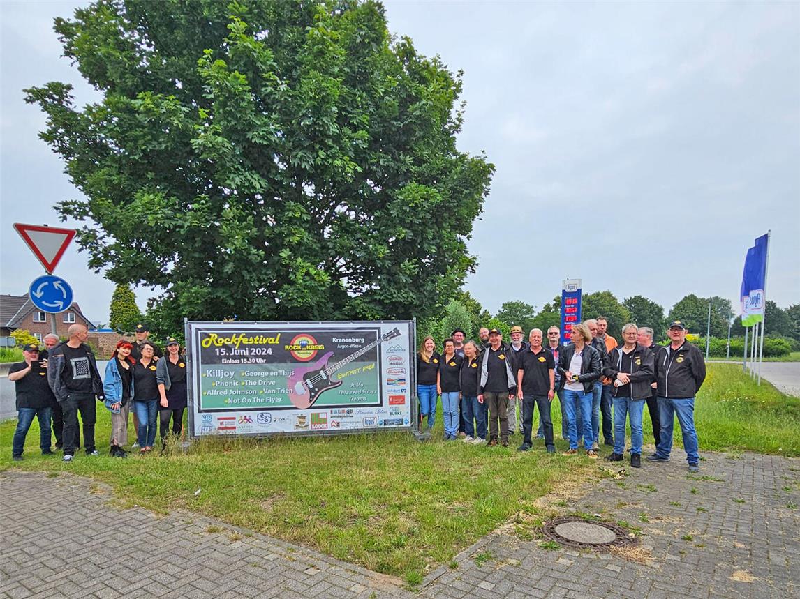 Zur Vorstellung des Fetsivalprogramms waren viele der Beteiligten erschienen und stellten sich zum Gruppenfoto – natürlich – am Kreisverkehr auf. NN-Foto: HF