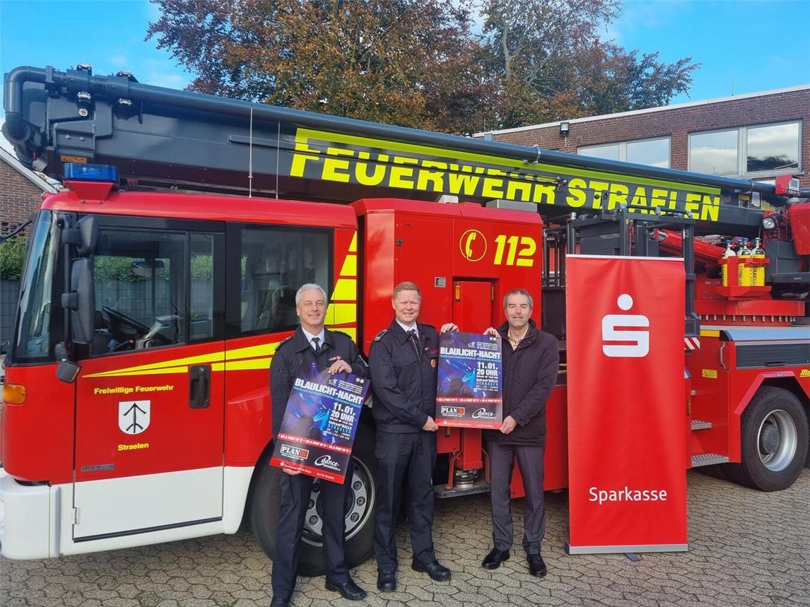 Zur Werbung für die Blaulicht-Nacht 2025 wurde die Feuerwehr wieder von der Sparkasse Rhein-Maas und von Landeier – Agentur für Grafik und Design unterstützt. Die frisch gedruckten Plakate wurden von Andreas Krienen (Sparkasse Rhein-Maas) an die Einheitsführer Marco Peters und Mario Leupers (v.r.n.l.) übergeben. Auf dem Foto fehlt Stefan Terheggen (Agentur Landeier). Auf der Rückseite der rund 5.000 Flyer ist zudem eine „Erste-Hilfe“-Anleitung abgebildet, auf der die Herz- Lungen-Wiederbelebung detailliert erklärt wird.Foto: privat