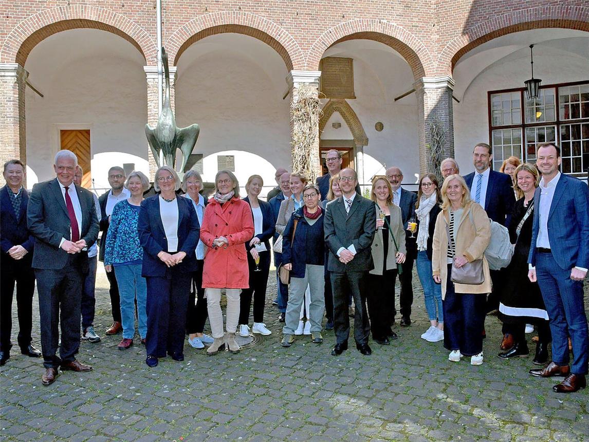 Zur Wiedereröffnung gab es am Donnerstag einen feierlichen Empfang im Innenhof der Burg. NN-Foto: Rüdiger Dehnen