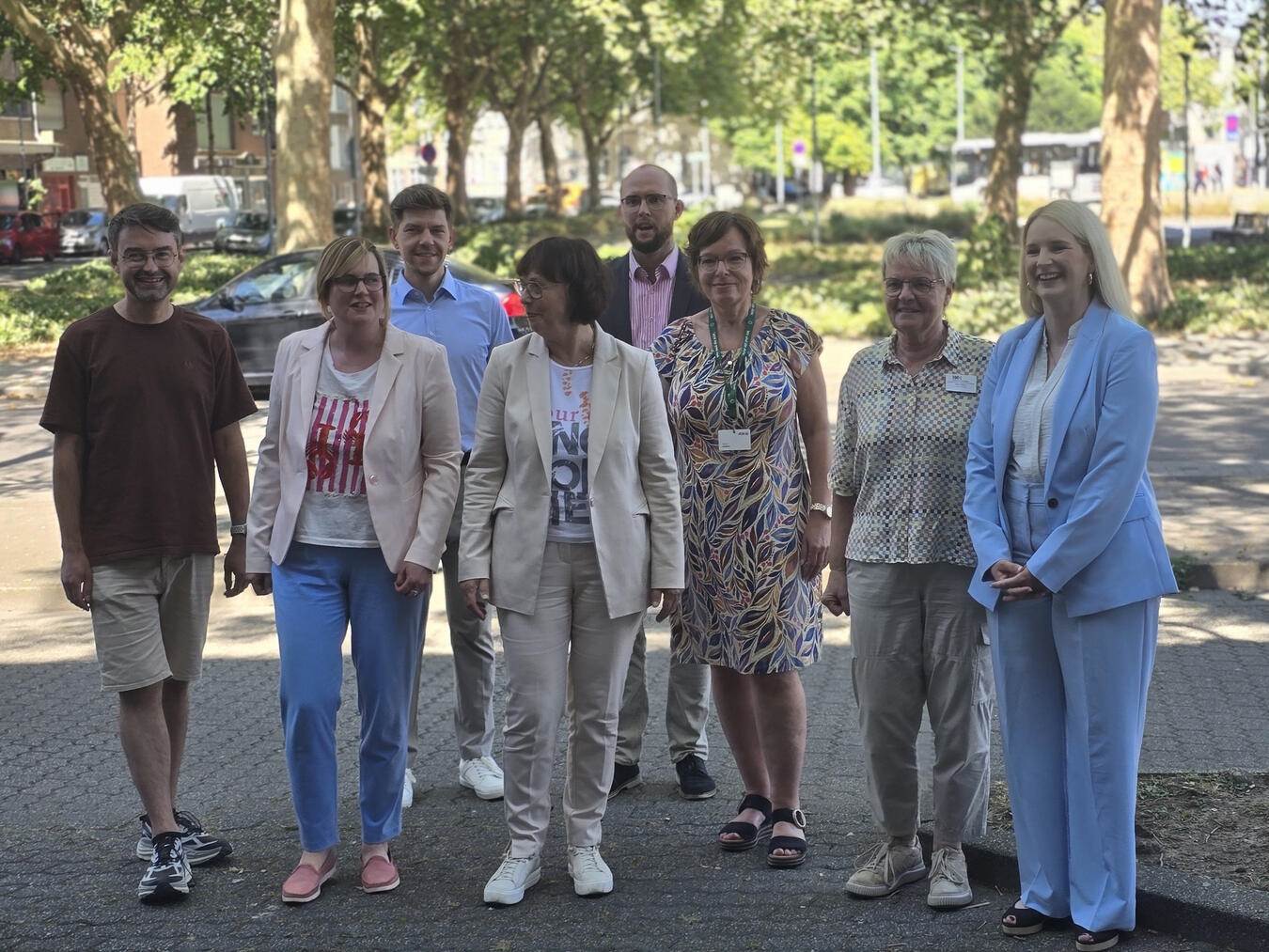 "Gruppe engagierter Menschen beim Projekt 'Starke Kids im Quartier' im Einsatz, Förderung Kindergesundheit, Gemeinschaftsarbeit"