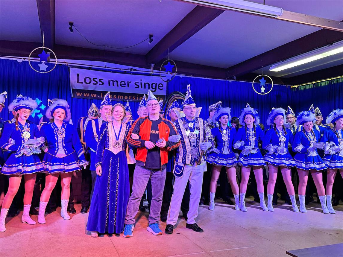 Zusammen mit dem gebürtigen Pfalzdorfer Georg Hinz (m.) schmetterten Prinzessin Carina I., Prinz Volker I., die IPK-Prinzengarde und das Publikum begeistert die Karnevals-Lieder. Foto: IPK