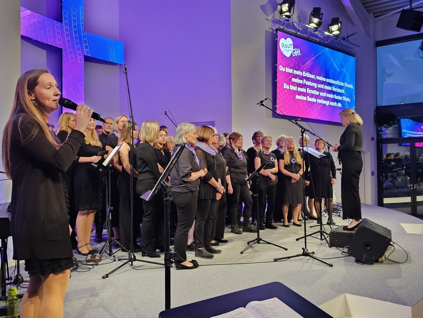 Zusammen mit dem Gospelchor Voices lädt die FeG Uedem am 14. Dezember zu einem Weihnachtslieder-Abend ein. Foto: privat