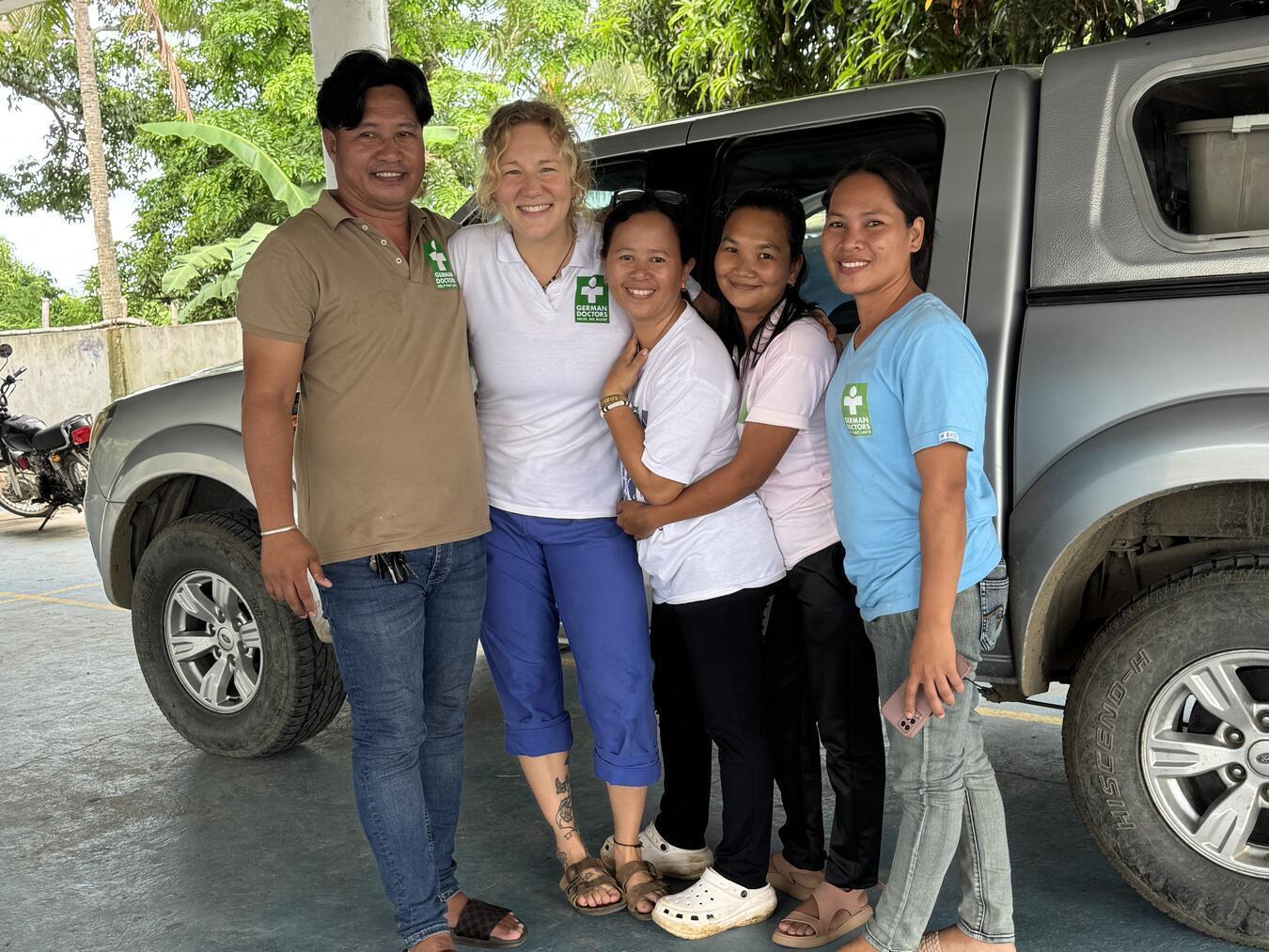 Zusammen mit ihrem Team und der mobilen Praxis, ging es durch Berge und Wälder der philippinischen Insel.