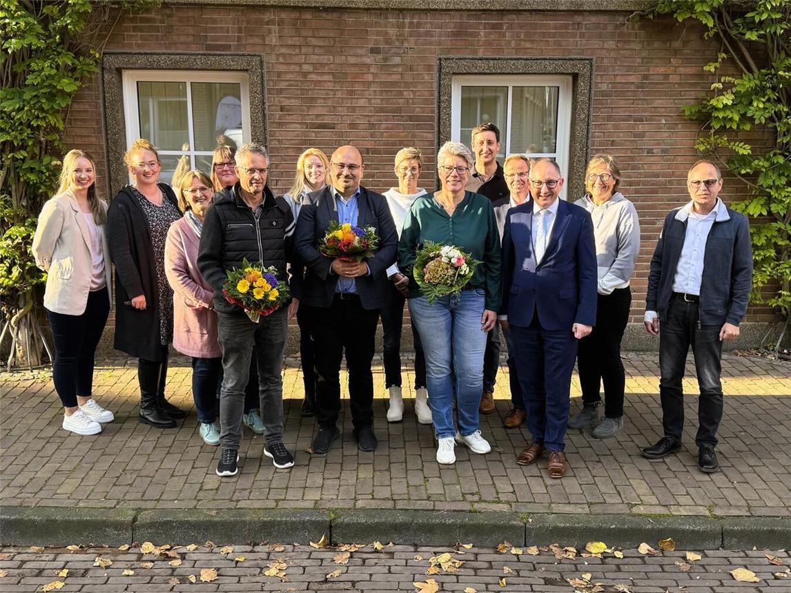 Zusammen seit 90 Jahren im öffentlichen Dienst: (vorne v.li. Michael Braam, Ingo Scharff und Bettina Beuchelt-Giesen) mit Bürgermeister Sebastian Hense und Kollegen. Foto: Stadt Rees