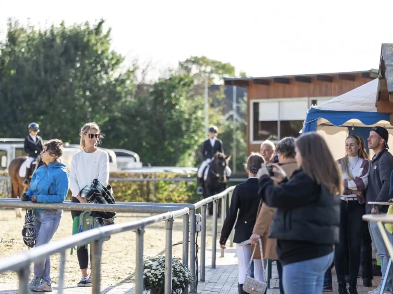 "Zuschauer genießen Event auf RFV-Anlage im Oktoberwochenende"