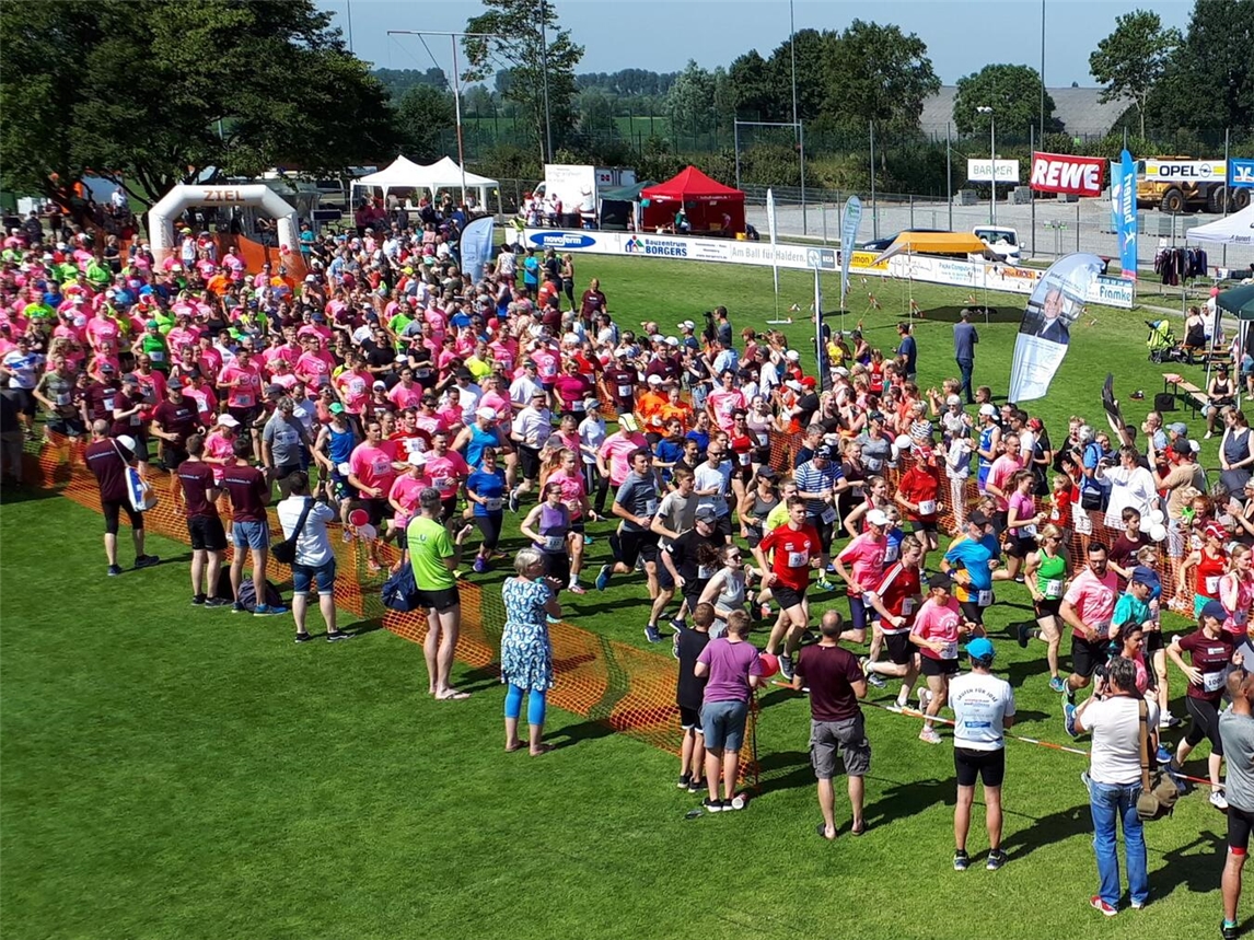 "Zuschauer feuern Sportler im Lindenstadion an, Volksfest-Stimmung bei sonnigem Wetter, Lauftreff Haldern Event"