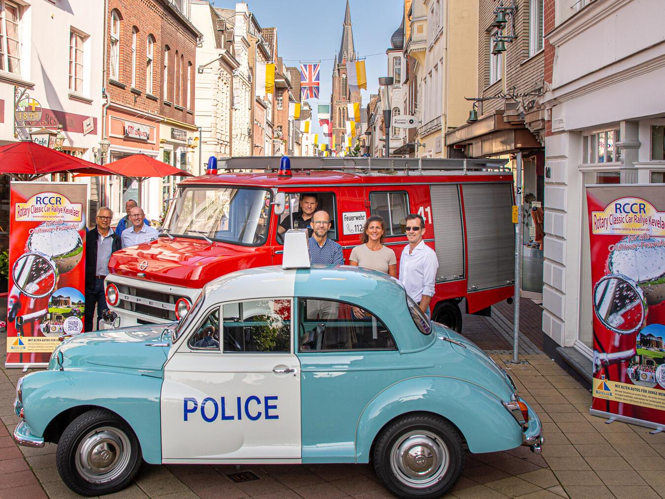 Oldtimer besuchen die Innenstadt von Emmerich Zwei besondere „Hingucker“: Opel Blitz, Baujahr 1971, und Morris Minor, Baujahr 1965. Foto: W. Ruhs