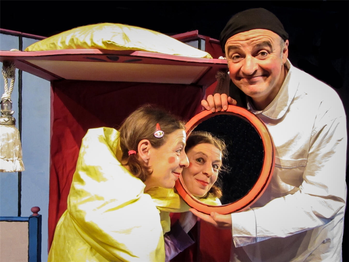 Zwei Betten, ein Spiegel, ein Fruchtzwerg und ein Apfel – fertig ist das Theaterstück „Schneewitte und der letzte Fruchtzwerg“. Foto: Theater kreuz & quer