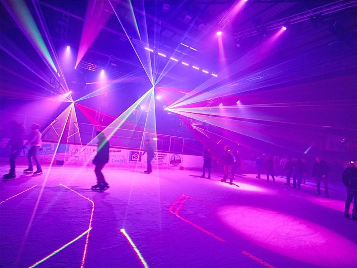 Zwei DJs sorgen für den besten Sound auf der Party. Foto: Grefrather Eis Sport & Event Park/M. Foteinopoulos