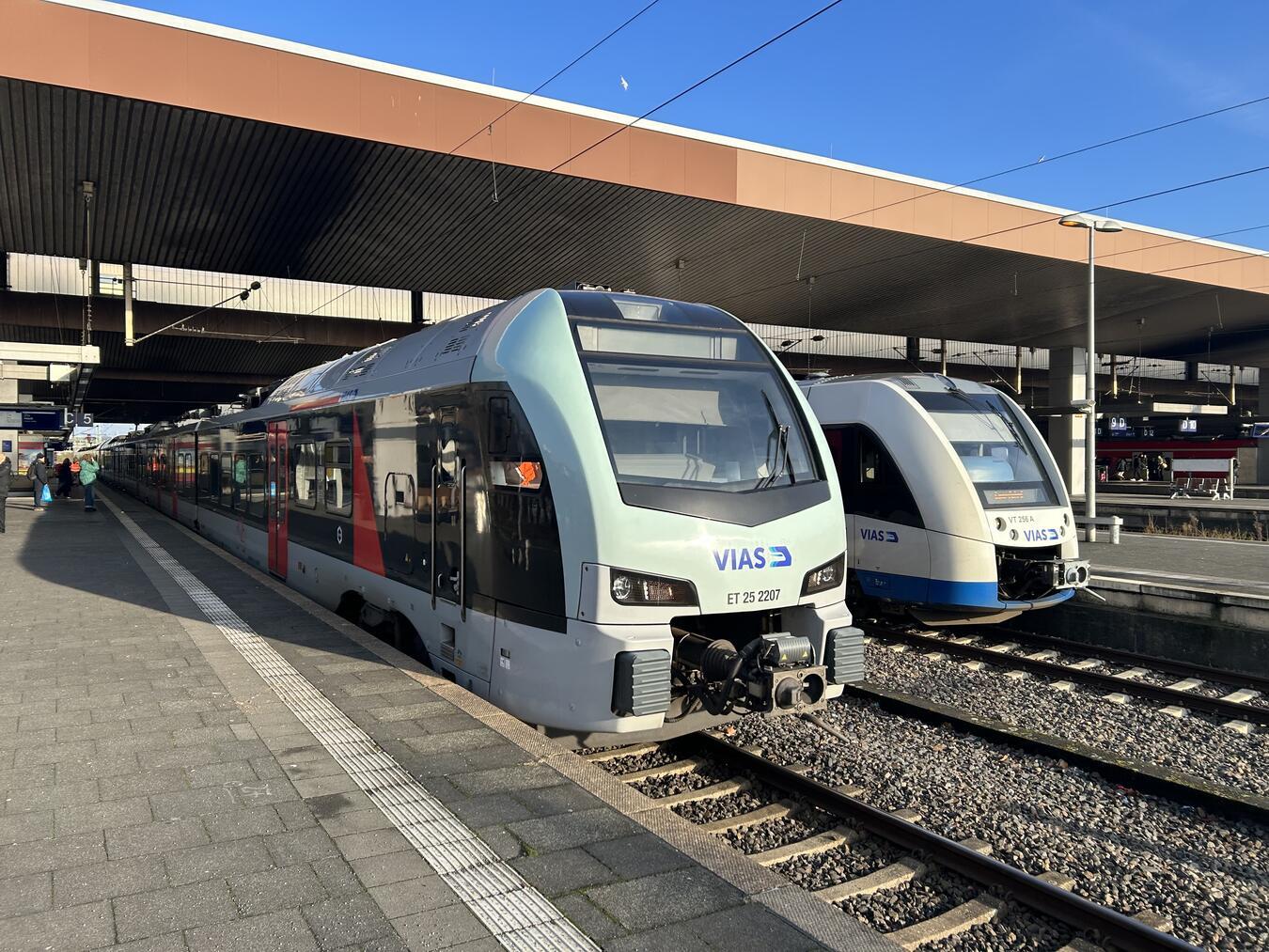 •Zwei Fahrzeuge vom Typ Stadler Flirt 3 im VIAS-Design. Foto: VIAS/Barth