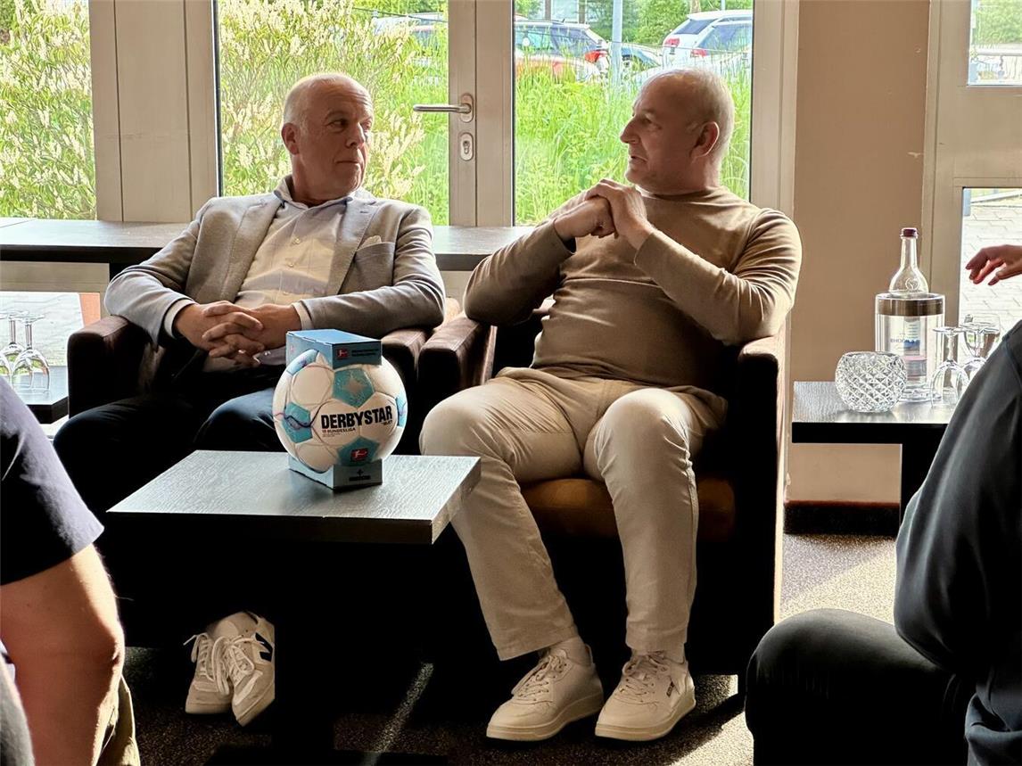 Zwei Fußballexperten im Gespräch: Joachim Böhmer, Geschäftsführer des Sportartikelherstellers Derbystar (l.), und Ex-Profi-Torwart Andreas Wessels. NN-Foto: SP