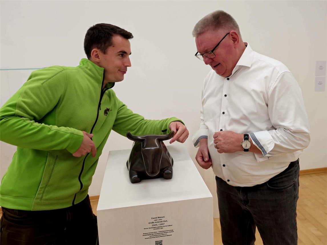 Zwei Herren (Martin Polotzek links, Harald Kunde rechts) und eine Kuh... oder ist es vielleicht doch ein Bulle? NN-Foto: HF