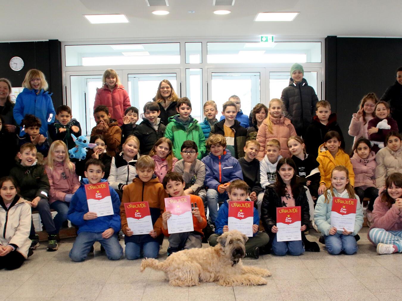 Zwei Klassen, ein König und ein Schulhung. Robin Mentink (unter den Urkundenhaltern der 3. von links) wurde Lesekönig.NN-Fotos: HF