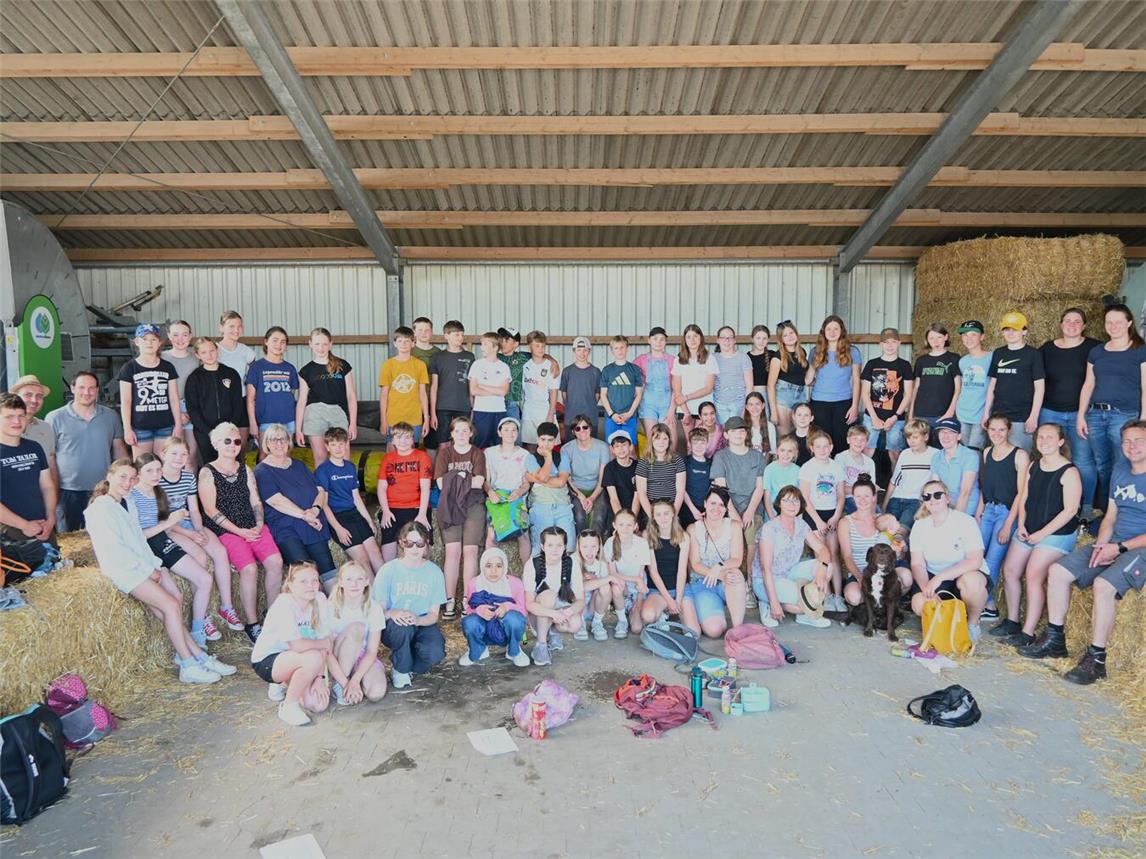 Zwei sechste Schulklassen waren zu Gast auf dem Bauernhof Tombergs in Wetten.Foto: privat