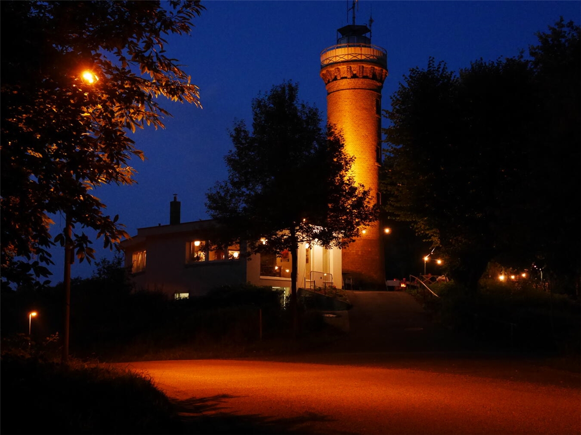 "Waldkino Termine 2023 im Freien bei Sonnenuntergang, Veranstaltungsort: Zum Turm"