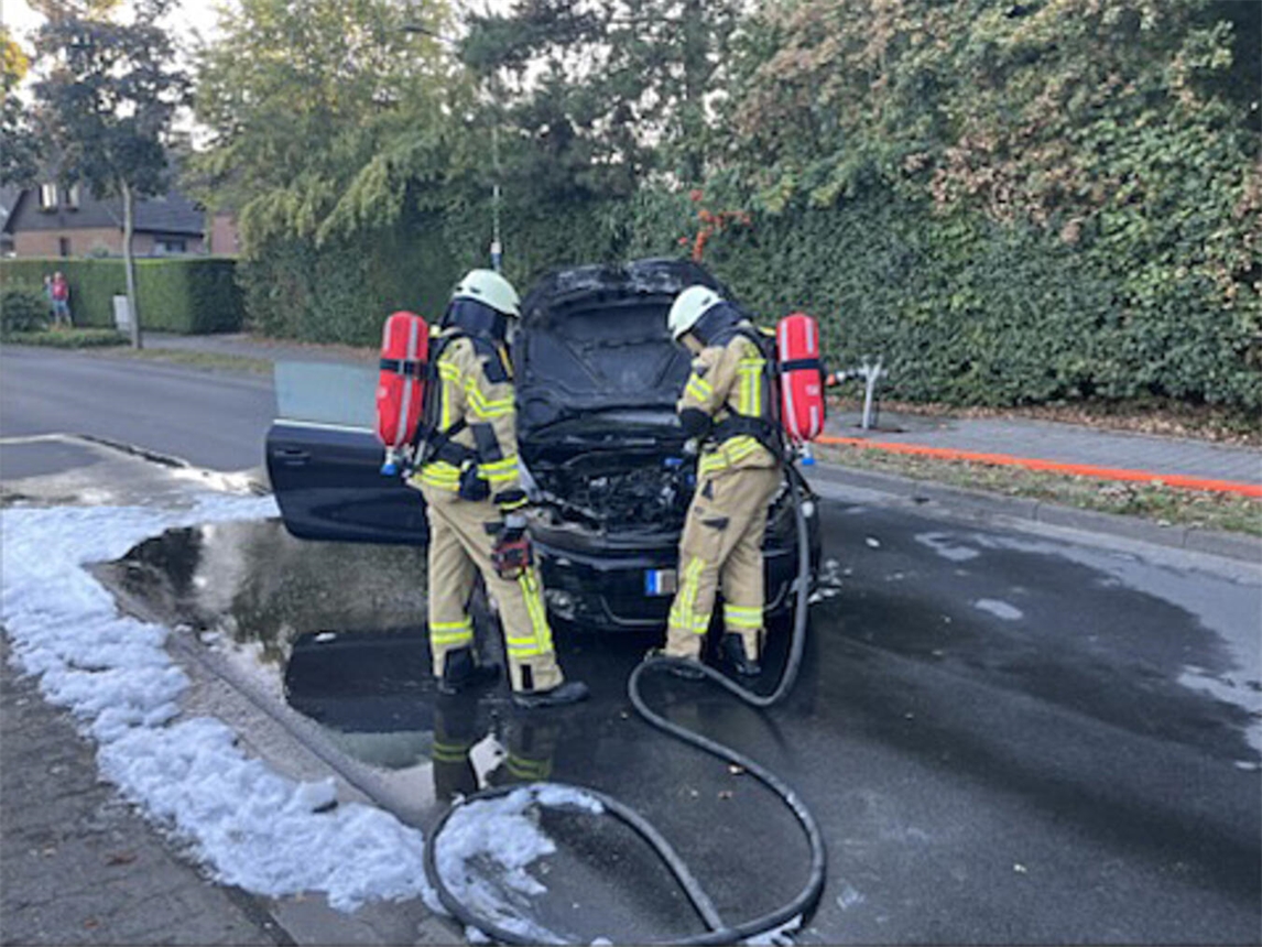 "Feuerwehr Rheurdt löscht Flammen, zwei Trupps im Einsatz, erfolgreiche Brandbekämpfung"