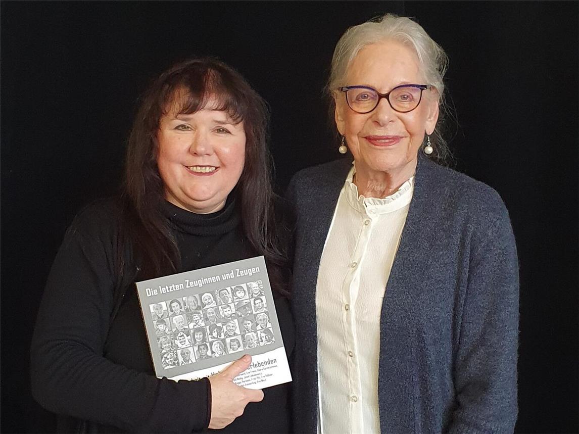 Zweitzeugin Birgit Mair (li.) berichtet über die Zeitzeugin Eva Weyl. Foto: privat