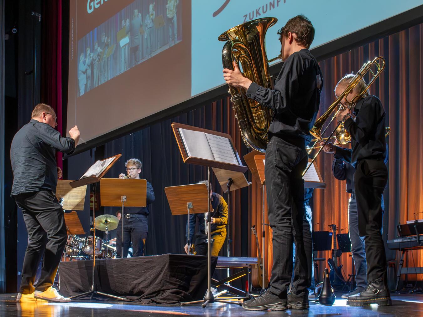 Zwischen den einzelnen Programmpunkten spielte das Blechblasensemble „Geldern Brass“ auf.