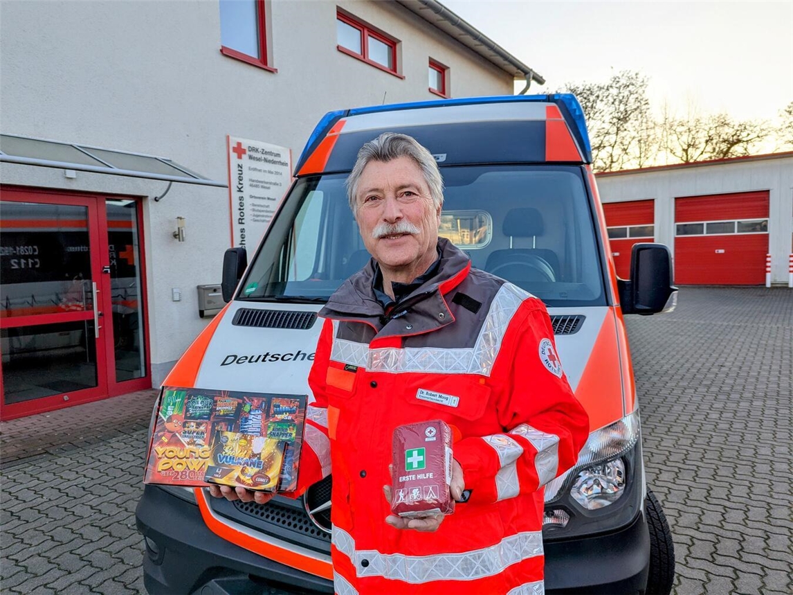 Zwischen Knall und Notfall: DRK-Kreisverbandsarzt Dr. Robert Moog warnt vor Silvesterunfällen – und zeigt, was im Ernstfall hilft. Foto: DRK