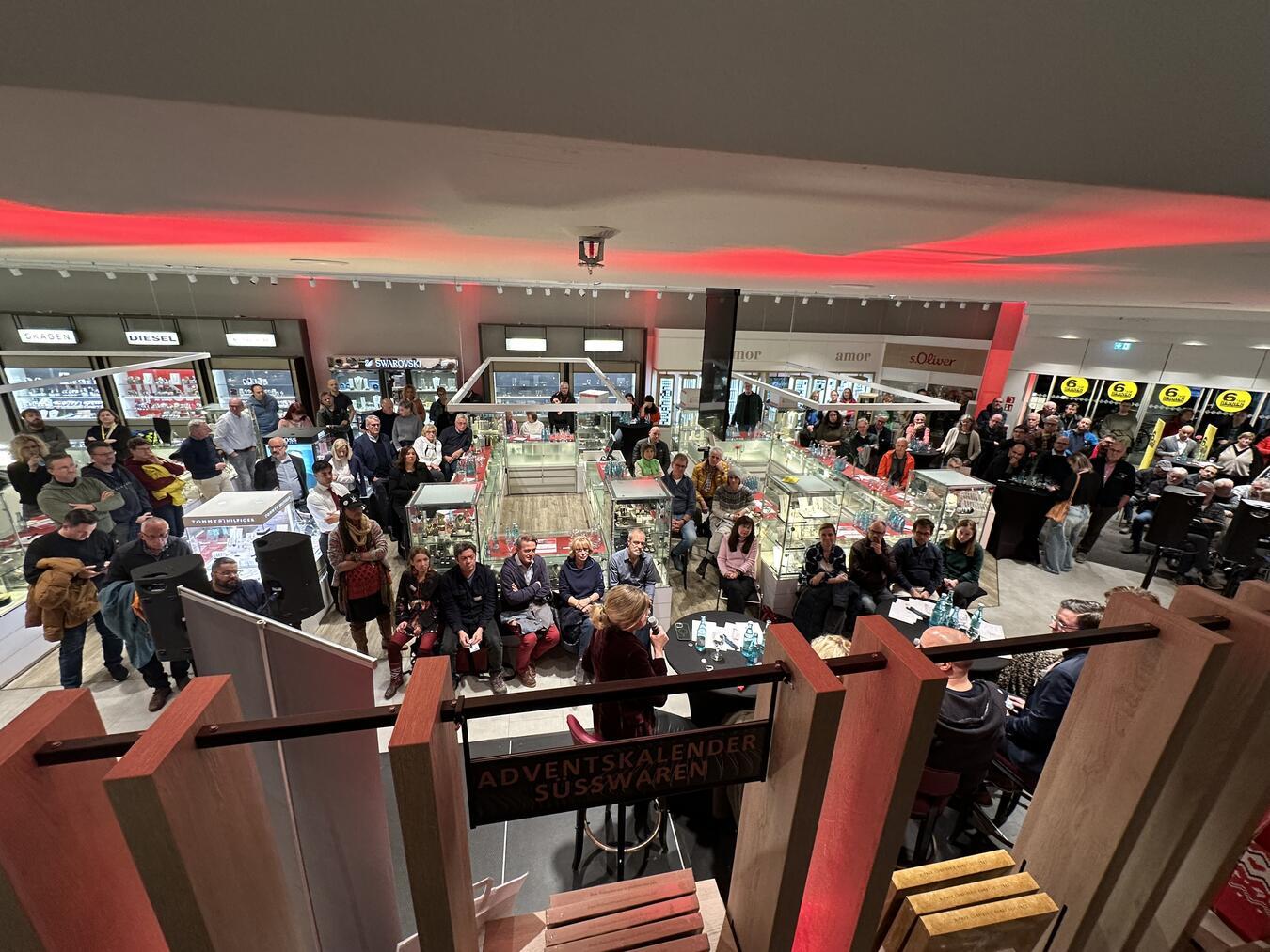 Zwischen Schmuck, Uhren und Adventskalendern kamen rund 100 Besucher, um über die Frage „Shopping-Lust oder Shopping-Frust?“ zu diskutieren. Foto: SPD Kleve