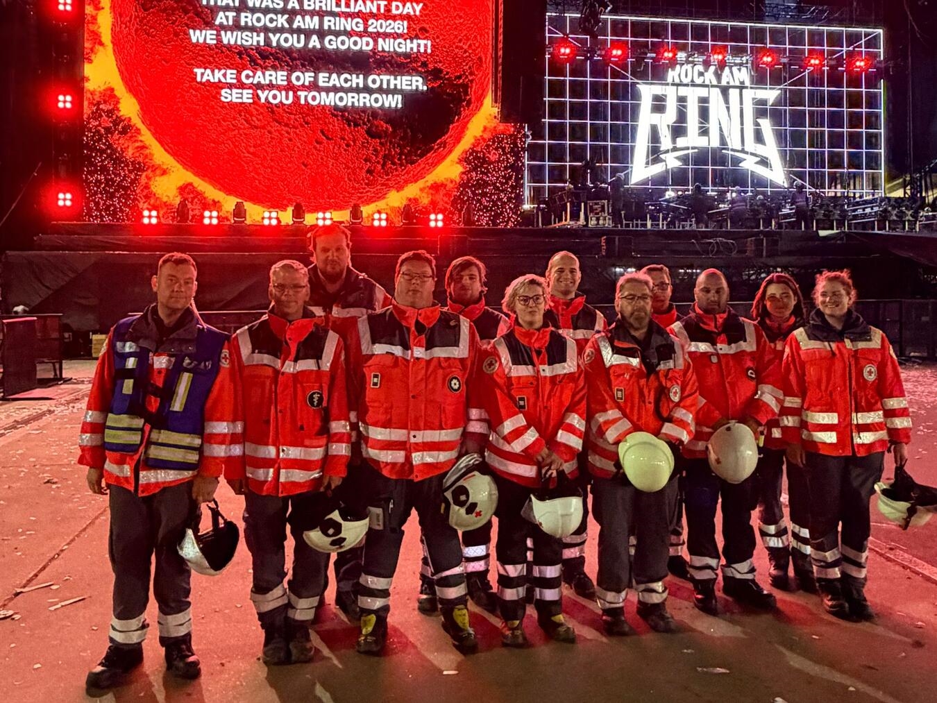 Zwölf ehrenamtliche Helfer aus den DRK-Ortsvereinen Kamp-Lintfort, Wesel und Sonsbeck unterstützten den Sanitätsdienst bei Rock am Ring 2026. Gemeinsam sorgten sie für die Sicherheit der rund 90.000 Festivalbesucher. Foto: DRK Kreisverband Niederrhein 