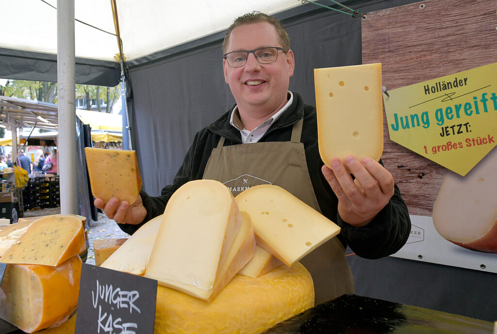 Käsehändler auf dem Rheinfest in Rees.