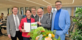 Ministerin Silke Gorißen verkündet, sehr zur Freude von Bürgermeister Wolfgang Gebing, dass die Landesgartenschau 2029 nach Kleve kommt.
