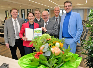 Ministerin Silke Gorißen verkündet, sehr zur Freude von Bürgermeister Wolfgang Gebing, dass die Landesgartenschau 2029 nach Kleve kommt.